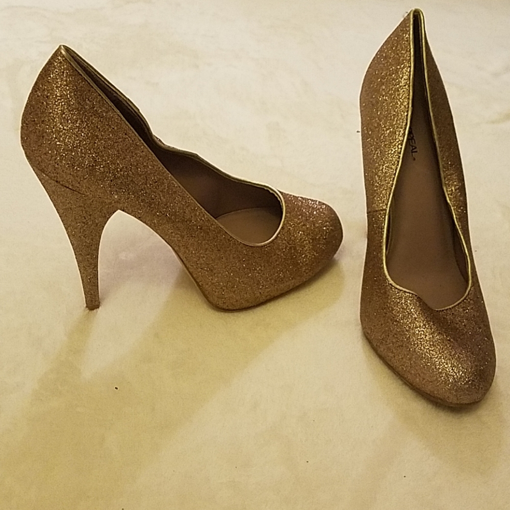 Like new X-Appeal sparkly gold pumps